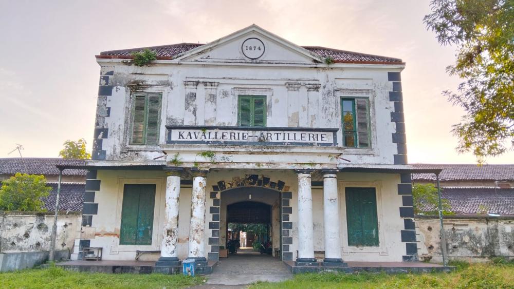BANGUNAN KAVALLERI – ARTILLERIE MANGKUNEGARA Jejak Militer, Arsitektur, dan Tantangan Pelestarian