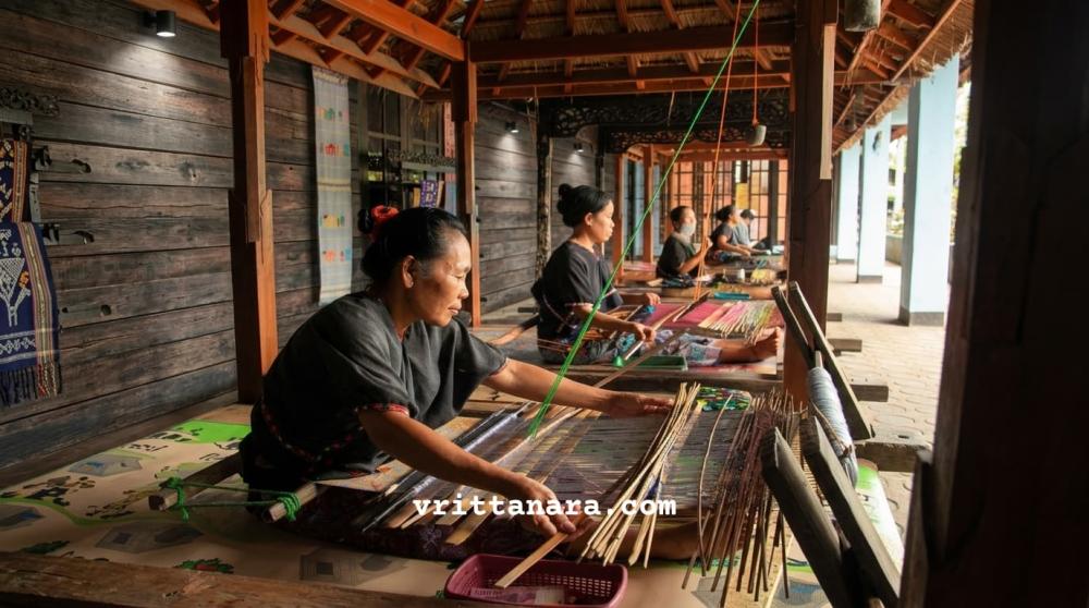 BERANDA RUMAH SASAK - Menjadi Ruang Tradisi Menenun