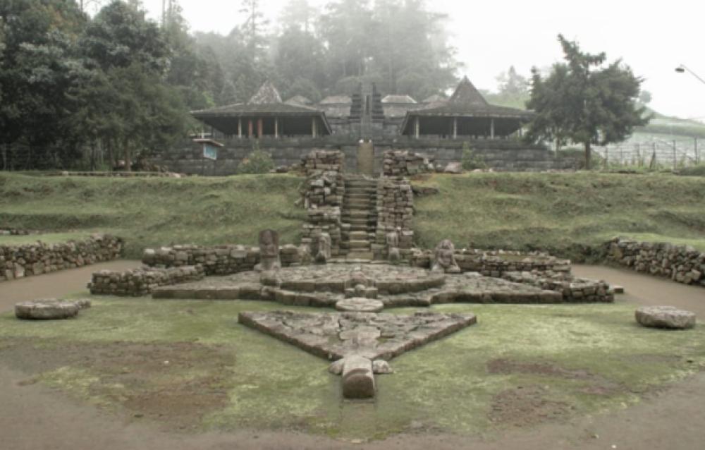 CANDI CHETO - Dengan Tata Ruang Sakral  & Sebagai Jejak Spritualitas  Di Gunung Lawu