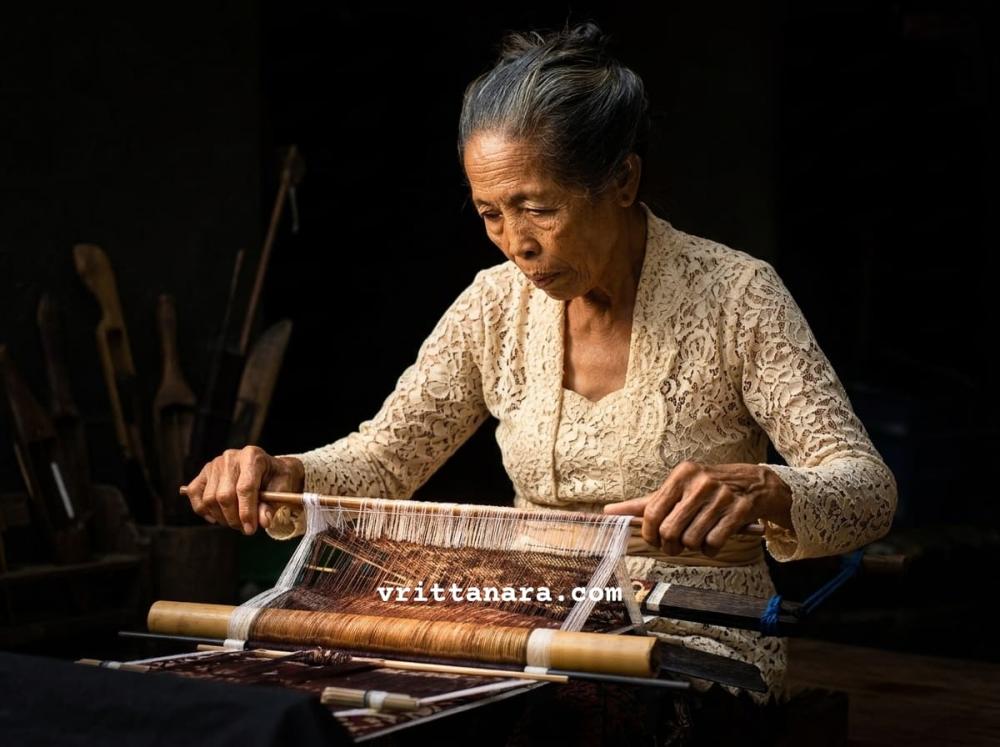 GRINGSING - The Rare Double Ikat Cloth That Defies Time