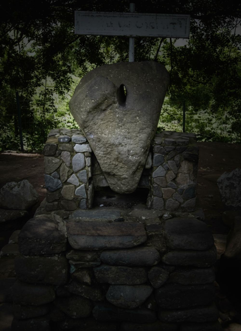 Judul: BATU BATIKAM - Simbol Kesepakatan dan Fungsi Tokoh Adat Minangkabau